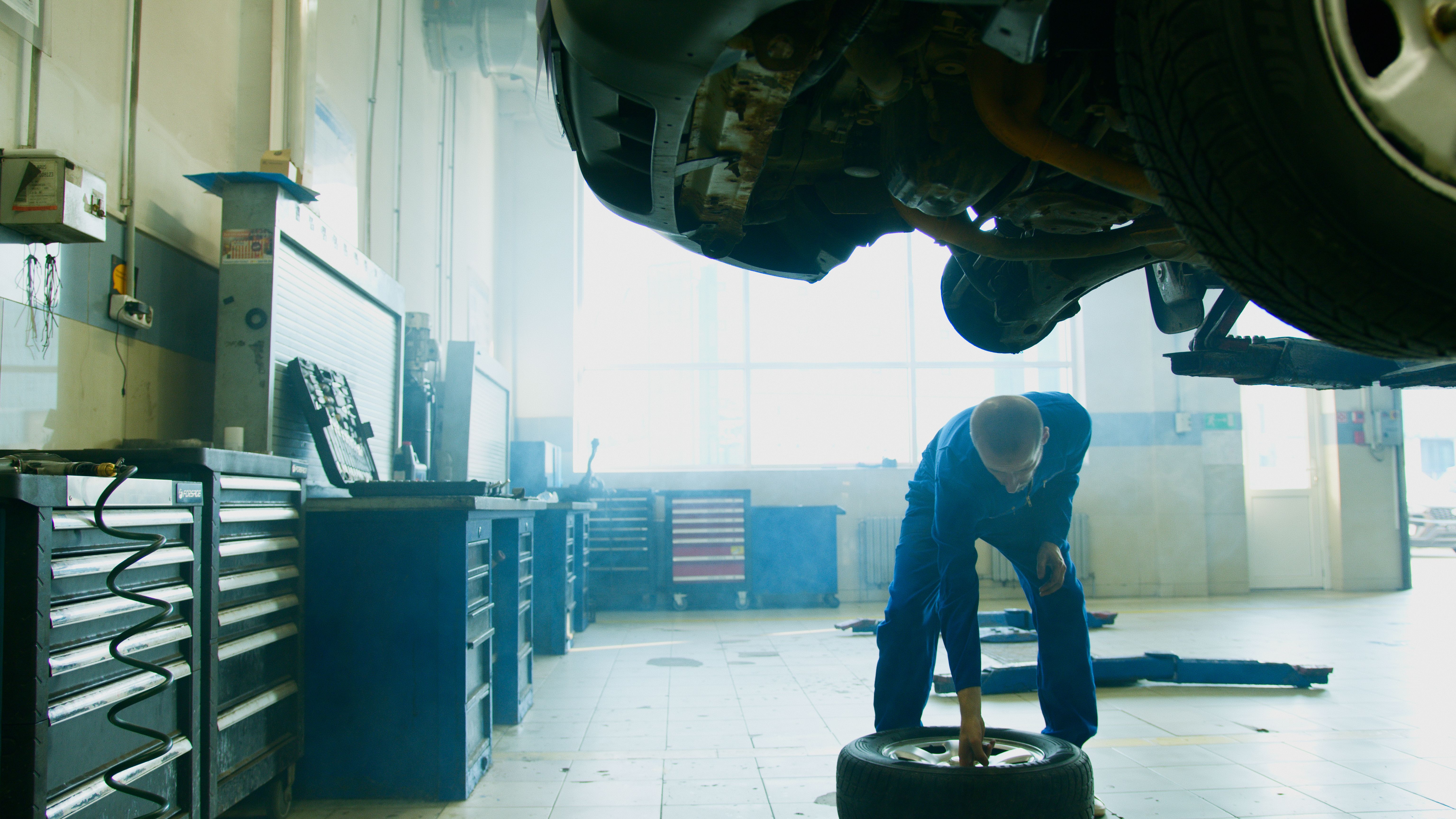 Automotive repair shop vehicle lift